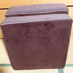 カインズ　高反発と低反発の大き目なクッション2個セット　重ねてオットマンや、ペットのベッドにもの画像