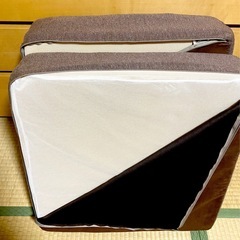 カインズ　高反発と低反発の大き目なクッション2個セット　重ねてオットマンや、ペットのベッドにもの画像