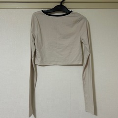 Chico ベージュ 長袖 クロップドTシャツの画像