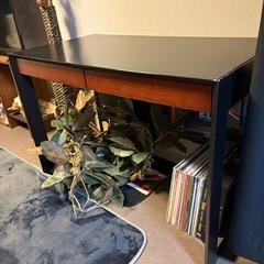 存在感のある木製ですくデスクの画像