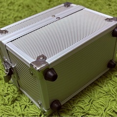 お取置き中💖ランコム非売品✨アルミコスメボックス🌸鏡付きでメイクタイムがもっと楽しく！化粧品・ジュエリー・小物整理にぴったり💎持ち運びOKのラグジュアリーアイテム💫の画像