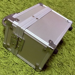 お取置き中💖ランコム非売品✨アルミコスメボックス🌸鏡付きでメイクタイムがもっと楽しく！化粧品・ジュエリー・小物整理にぴったり💎持ち運びOKのラグジュアリーアイテム💫の画像