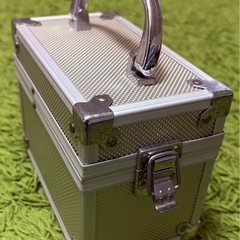 お取置き中💖ランコム非売品✨アルミコスメボックス🌸鏡付きでメイクタイムがもっと楽しく！化粧品・ジュエリー・小物整理にぴったり💎持ち運びOKのラグジュアリーアイテム💫の画像