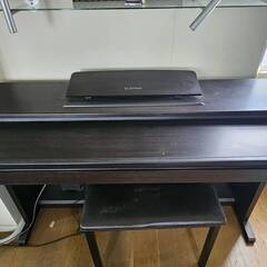 電子ピアノ（コロンビア）と椅子の画像