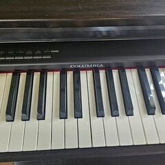 電子ピアノ（コロンビア）と椅子の画像