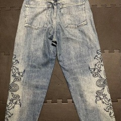 【T00021】Levi's（リーバイス）バレルクロップ　デニムパンツ　ジーパン　W27　ブルガリア製　刺繍の画像