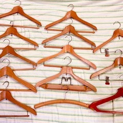 おしゃれでインスタ映え🌿木製ヴィンテージハンガー約13本セット✨太くしっかりした作りで長く使えるお得なまとめ売り300円💐お部屋やクローゼットを上品に彩るの画像