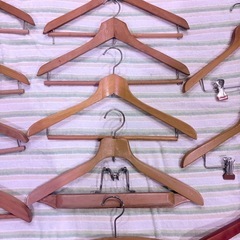 おしゃれでインスタ映え🌿木製ヴィンテージハンガー約13本セット✨太くしっかりした作りで長く使えるお得なまとめ売り300円💐お部屋やクローゼットを上品に彩るの画像