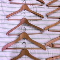 おしゃれでインスタ映え🌿木製ヴィンテージハンガー約13本セット✨太くしっかりした作りで長く使えるお得なまとめ売り300円💐お部屋やクローゼットを上品に彩るの画像