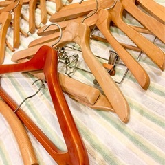 おしゃれでインスタ映え🌿木製ヴィンテージハンガー約13本セット✨太くしっかりした作りで長く使えるお得なまとめ売り300円💐お部屋やクローゼットを上品に彩るの画像