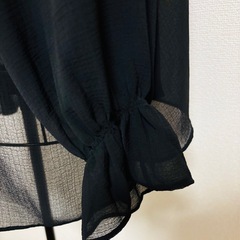 黒 ブラウス ユニクロの画像