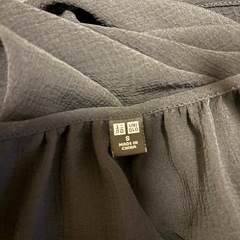 黒 ブラウス ユニクロの画像