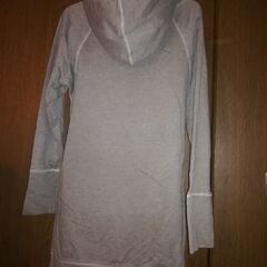 グレー　パーカーの画像