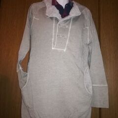 グレー　パーカーの画像