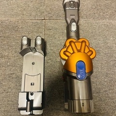 ダイソンのアタッチメントと壁掛けホルダー（本体はつきません。先端部分、壁掛けホルダーのみです）の画像