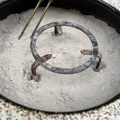 　①火鉢　純灰　五徳　火箸　付きの画像