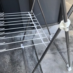 折りたたみ式X型物干しスタンド　キャスター付きの画像