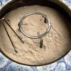 ② 火鉢 　純灰　五徳　箸　付きの画像