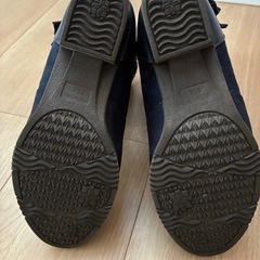 スエードブーツ　ネイビー　23cm チャームリボン付きの画像