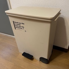 「無料」ダストペール　横型ペダル開閉式　キャスター付の画像