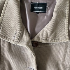 HusHusHのベージュのコーデュロイジャケットの画像