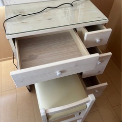 ホワイト木製ドレッサー・鏡台・椅子付きの画像