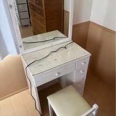 ホワイト木製ドレッサー・鏡台・椅子付きの画像