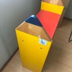 三段の棚の画像