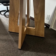 円型ダイニングテーブルの画像