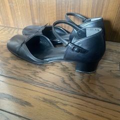 ing ストラップ付き　パンプスの画像