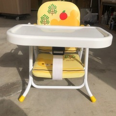ベビー用品4点セット　ベビーチェア×2　テーブル付きチェア　階段乗り越え防止柵の画像