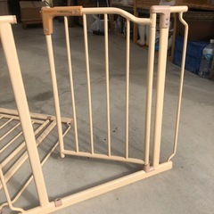 ベビー用品4点セット　ベビーチェア×2　テーブル付きチェア　階段乗り越え防止柵の画像