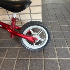 子供用　バランスバイク　ストライダー　赤の画像