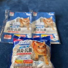 ペットの餌やり器とシステムトイレセットの画像