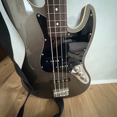 フェンダージャパン　ベース　グレー　ソフトケース付きの画像