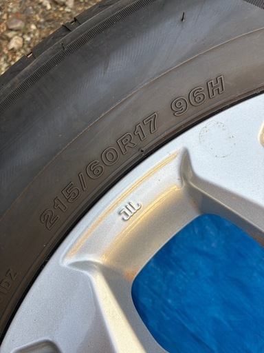 215/60R17 夏用タイヤ　バリ溝　カローラクロスのホイール付き