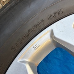 215/60R17 夏用タイヤ　バリ溝　カローラクロスのホイール付きの画像