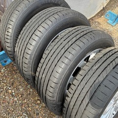 215/60R17 夏用タイヤ　バリ溝　カローラクロスのホイール付きの画像