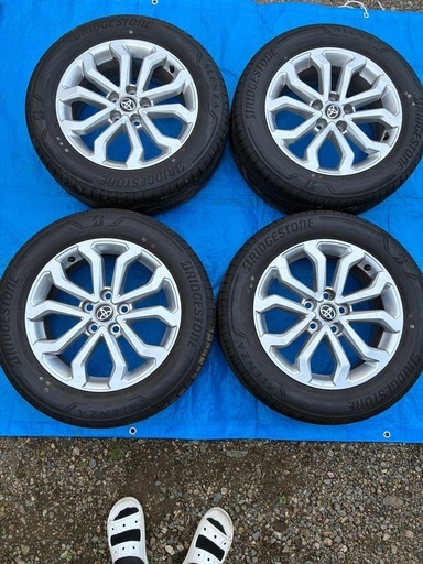 215/60R17 夏用タイヤ　バリ溝　カローラクロスのホイール付き