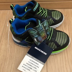 最終お値下げ😊 子供用ꯁꯧ新品未使用✨ SKECHERS光るスニーカーの画像