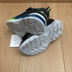 最終お値下げ😊 子供用ꯁꯧ新品未使用✨ SKECHERS光るスニーカーの画像