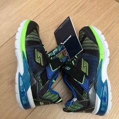 最終お値下げ😊 子供用ꯁꯧ新品未使用✨ SKECHERS光るスニーカーの画像