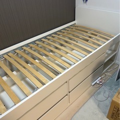 イケア　スレクト 収納棚付き木製シングルベッドフレーム　ホワイトの画像