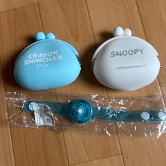 がま口財布と光るブレスレットの画像