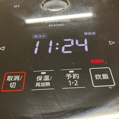 ロ 2511-423 Panasonic IHジャー炊飯器 SR-KT060 2023年製 通電確認済み 3.5合炊き 中古の画像