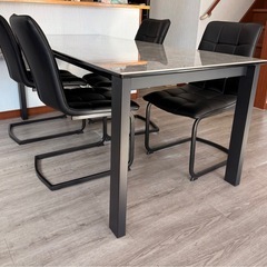 ダイニングテーブルの画像