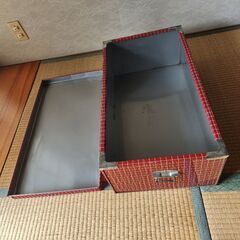 レトロ衣装缶の画像