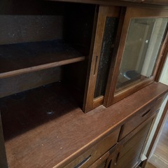 木製食器棚の画像