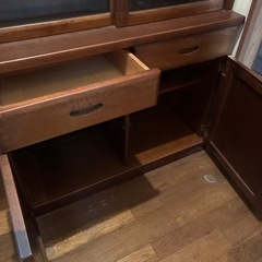 木製食器棚の画像