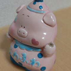 豚さんキャラの貯金箱の画像